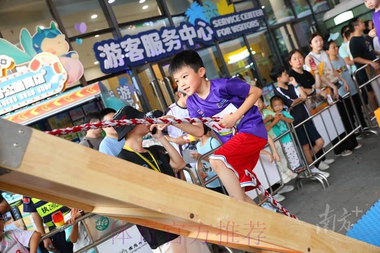 近三百位小达人挑战跑酷赛